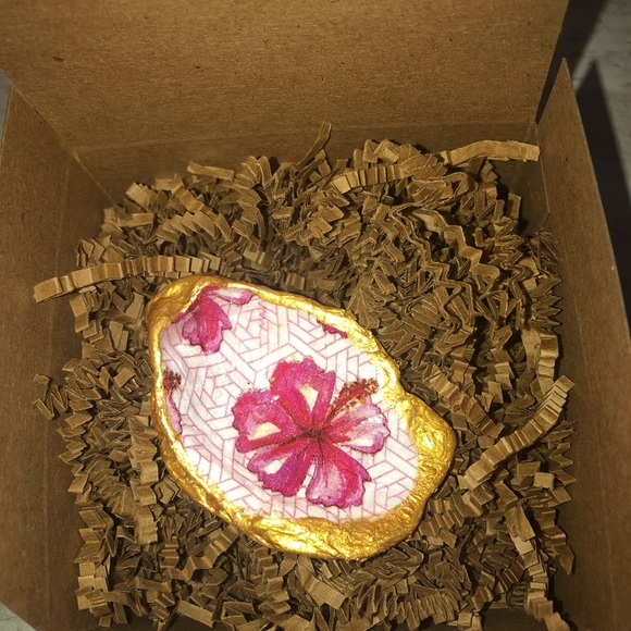 Handmade oyster shell trinket dish / ring dish - hibiscus flower design 🌺 - Picture 1 of 5